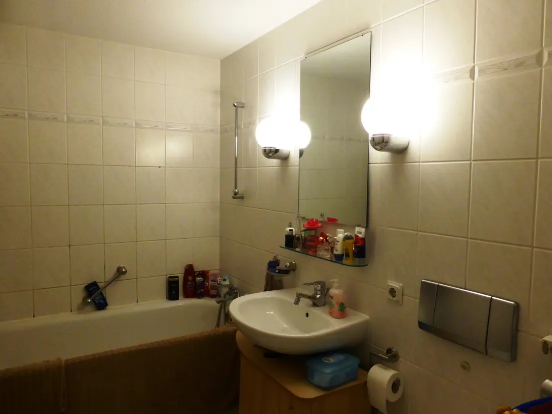 Badezimmer mit Badewanne, Waschtisch und Toilette