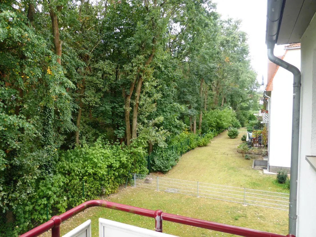 Zweiter Balkon mit Blick in den begrünten Gartenbereich