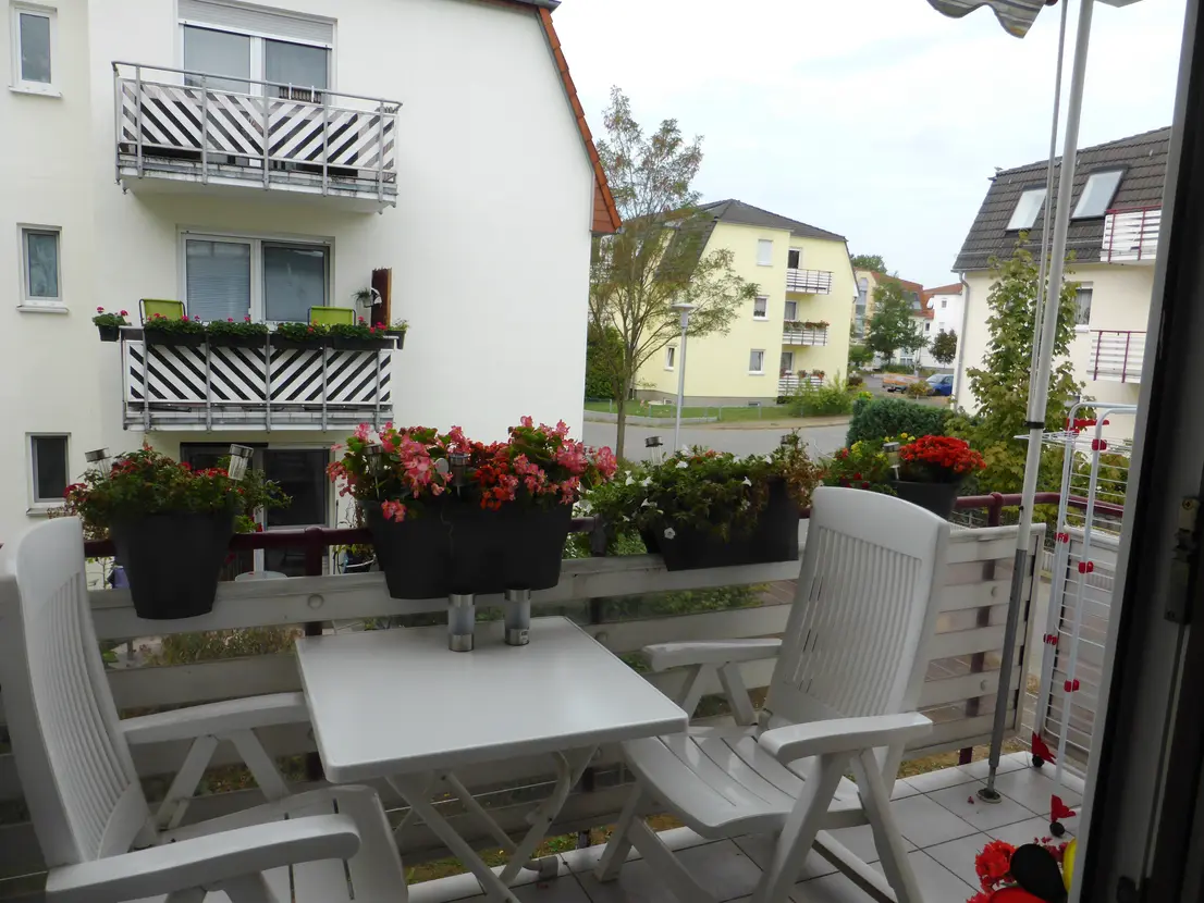 Balkon mit Ausblick zur ruhigen Straßenseite