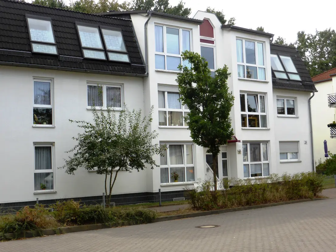 Fassade des Mehrfamilienhauses mit mehreren Balkonen