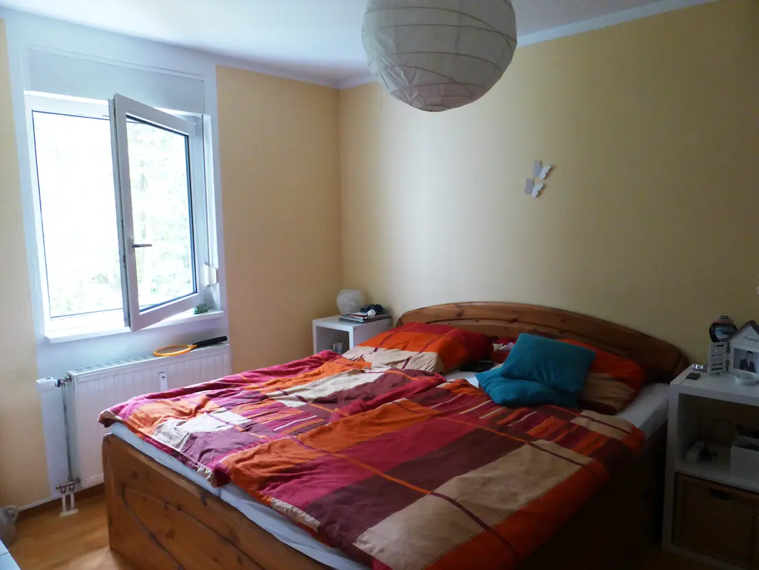 Schlafzimmer mit Doppelbett und Fenster