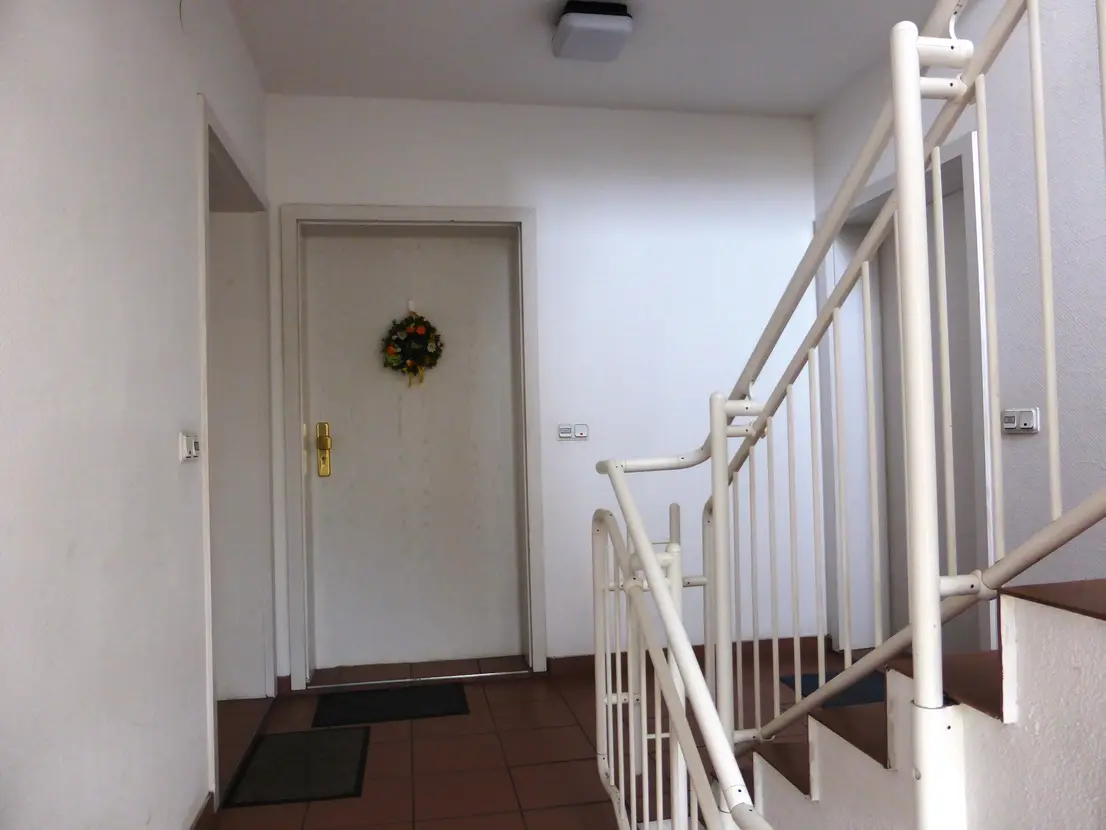 Gepflegtes Treppenhaus vor der Wohnungstür