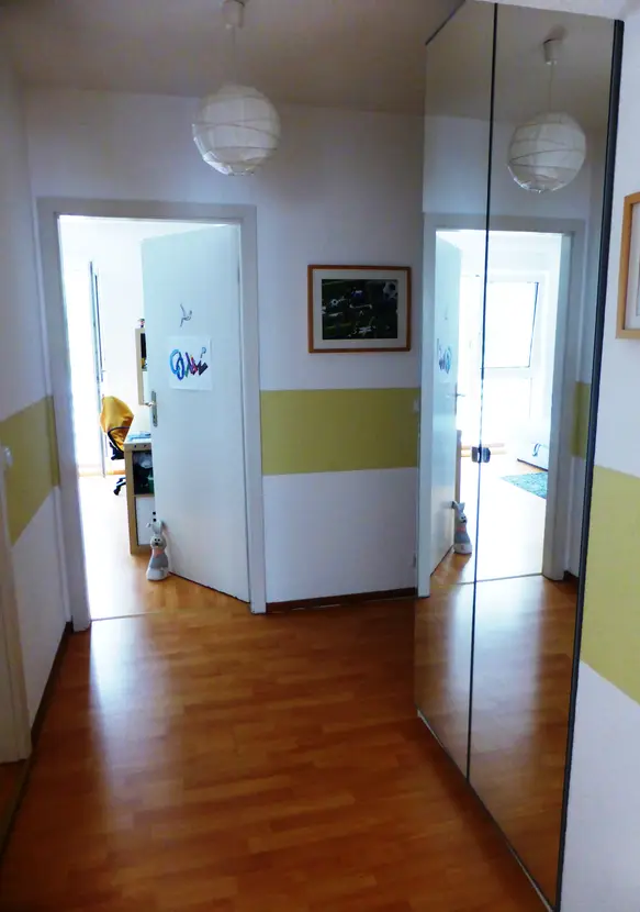 Zentraler Flur der Vier-Zimmer-Wohnung