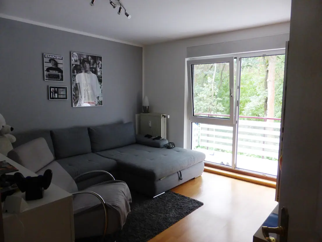 Helles Wohnzimmer mit Zugang zu einem der Balkone