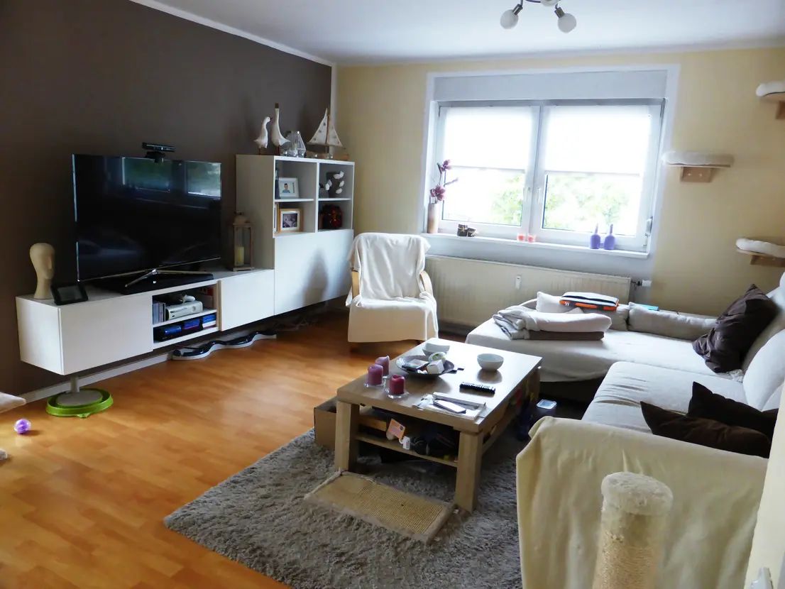 Großzügiges Wohnzimmer mit Sitz- und Essbereich