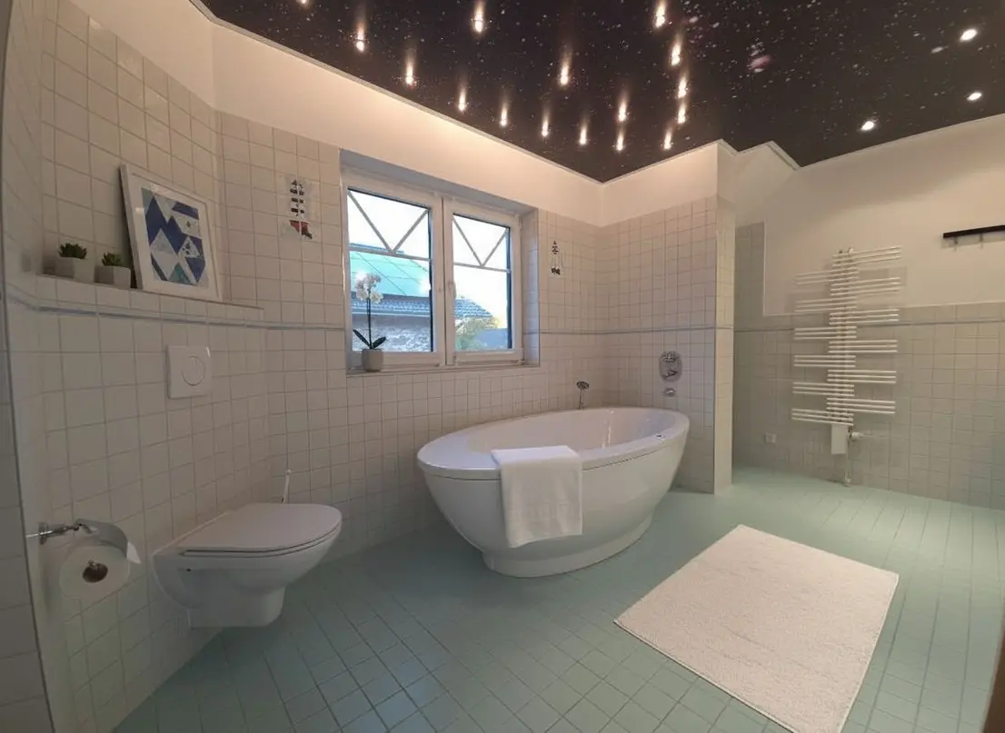 Masterbad mit freistehender Badewanne und beleuchtetem Sternenhimmel